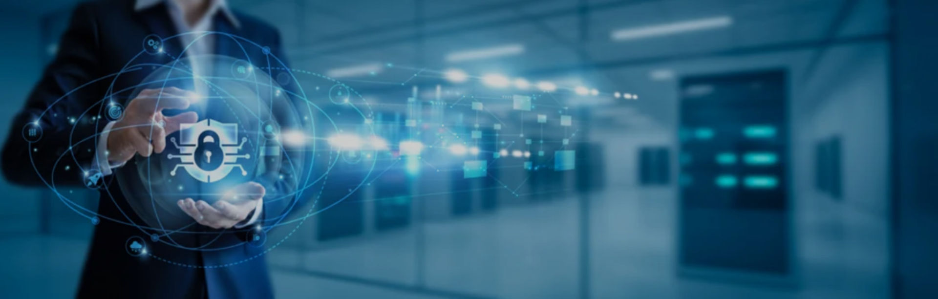 Mann mit Symbolen zur Datensicherheit / stock.adobe.com - #1747170542