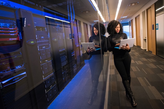 Frau vor Serverracks